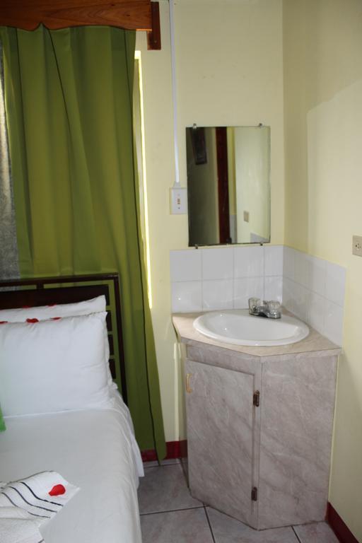 Belcove Hotel & Guesthouse Belize City Exteriör bild